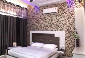 Hotel CM Plaza By WB Inn allows 18 year olds to book a room