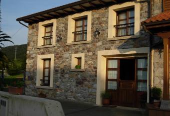 La Llosa Rodr   allows 18 year olds to book a room