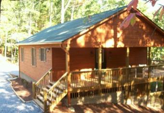 Deer Tracks has rooms with a private hot tub