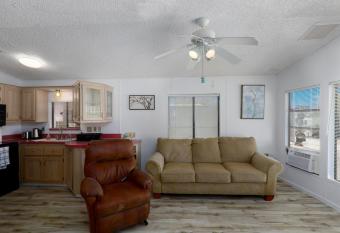 Lake Havasu Cabin Mtn&Lake Views, FREE ON SITE Boat Launch ramp and marina allows 18 year olds to book a room