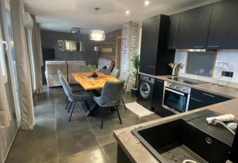 App la reine: 2 jacuzzi, magnifique vue has Balcony rooms