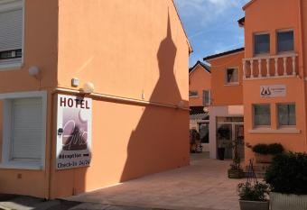 Apart Hotel R  sidence Villa Antibes allows 18 year olds to book a room