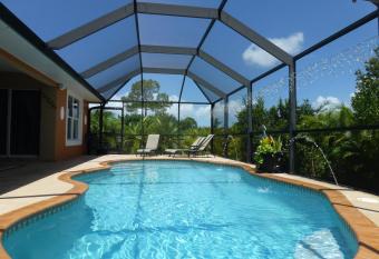 Villa Nicol has rooms with a private hot tub