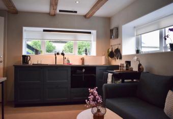 The Sybilla Apartment - cosy and modern basement apartment has Balcony rooms