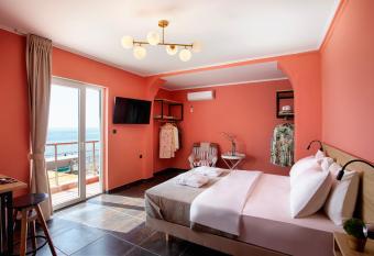 CONTE CRISTO Suites allows 18 year olds to book a room