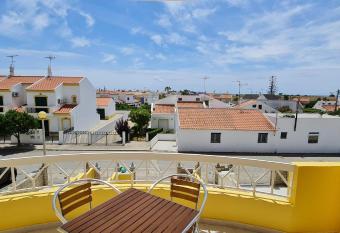 Manta Treasure - Beach+WiFi+Barbecue+Backyard has rooms with a private hot tub