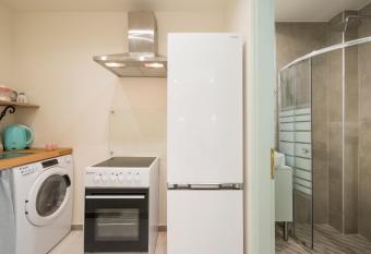 Belle Epoque Halepa s House & Studio has rooms with a private hot tub