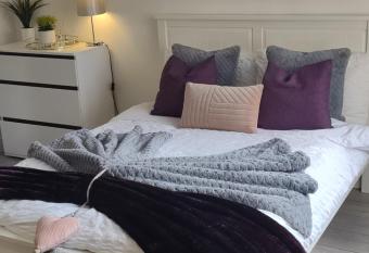 De Luxe Aparthotel allows 18 year olds to book a room