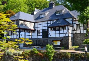 Villa Rur allows 18 year olds to book a room