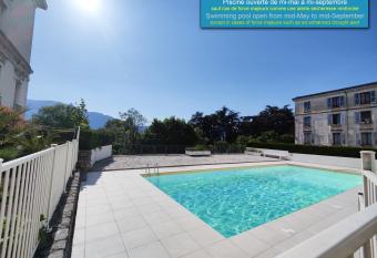 Grand studio 38m2 dans ancien palace avec piscine et place de parking priv  e has Balcony rooms