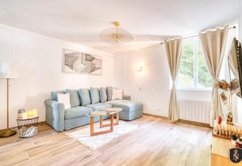 Charming apartment in a castle in town allows 18 year olds to book a room