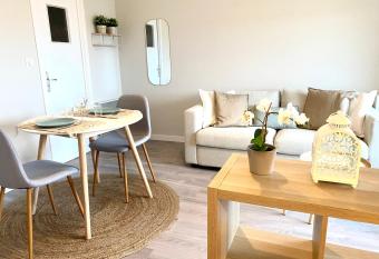 Charmant appartement    10 minutes de la plage has Balcony rooms