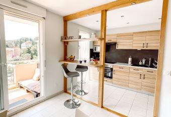 T2 tout confort proche centre Hy  res & plages has Balcony rooms