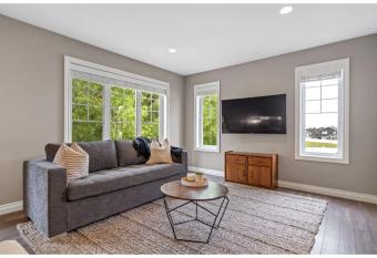 The Oar I Balcony & BBQ I Sleeps 12 I Smart TV has Balcony rooms