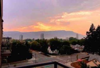 Top floor studio with a view, modern and cozy! has Balcony rooms