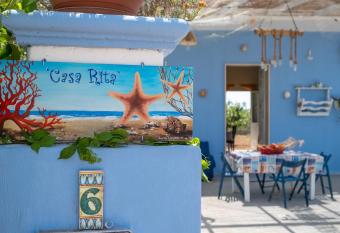 Casa Rita has Balcony rooms