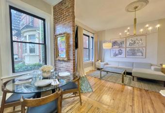 The Warhola Bloomfield by Luxe PGH has Balcony rooms