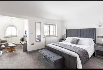 Moore Castle Holiday Suites has Balcony rooms