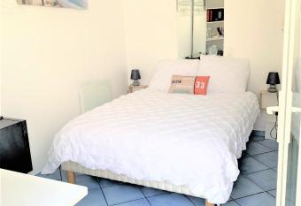 Chambre cosy ind  pendante dans jardin verdoyant. allows 18 year olds to book a room