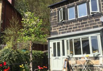 Calderside Cottage (2 BDR Central Hebden Bridge) has Balcony rooms