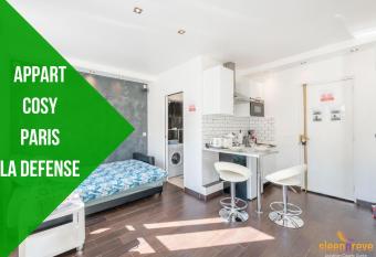 Ma Douceur Paris La D  fense allows 18 year olds to book a room