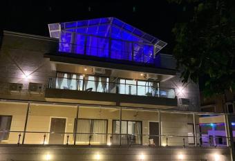 The Retreat-Glasshouse bungalow has Balcony rooms