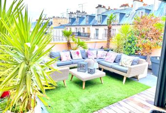 LUXURY FLAT WITH PRIVATE ROOFTOP - Paris 18 has rooms with a private hot tub