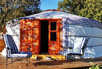 La Yourte des Champs has Balcony rooms