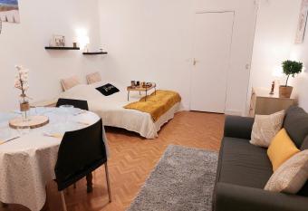 Studio 25m2 tt confort dans R  sidence Thermes FOCH centre ville Dax has Balcony rooms