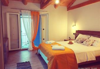 Spiro s cottage has Balcony rooms