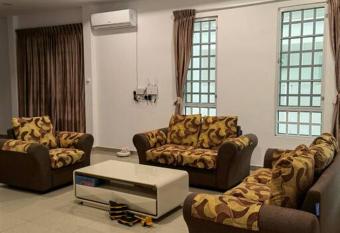 Big and cozy Homestay nearby Shell and Petronas office has Balcony rooms
