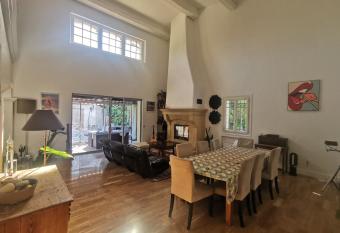 Villa avec piscine et jacuzzi en bordure de for  t has Balcony rooms