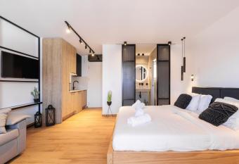 Kentro Luxury Suites has Balcony rooms