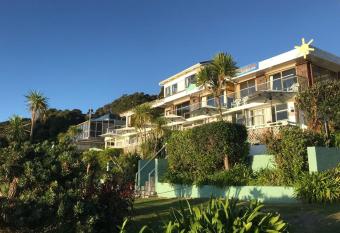 San Marino Motor Lodge Absolute Beachfront allows 18 year olds to book a room