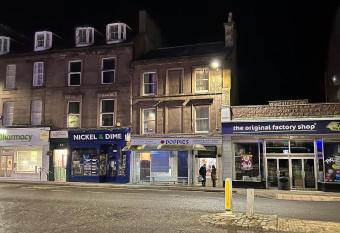 Montrose 2 Bedroom Flat Golf, Hike, castling& more allows 18 year olds to book a room