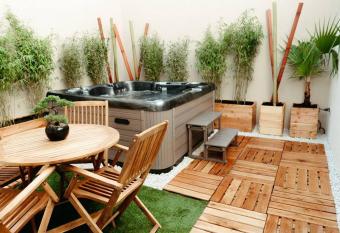 La Villetta SPA -logement atypique has rooms with a private hot tub
