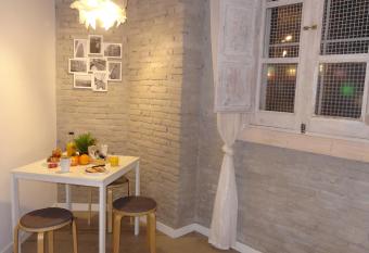 Lovely Apartment in Valencia WIFI Free allows 18 year olds to book a room