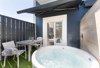 1907 VILLA GIJON has rooms with a private hot tub