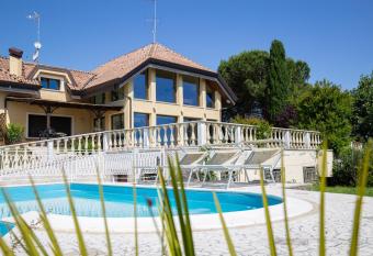 Villa Rolls - Porzione di Villa con piscina,giardino e parcheggi has rooms with a private hot tub