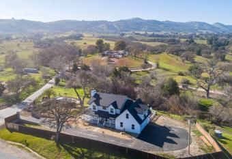 Wine Country Modern Farmhouse With Heated Pool has rooms with a private hot tub