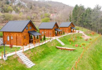 FOREST&LAKE COTTAGES has Balcony rooms