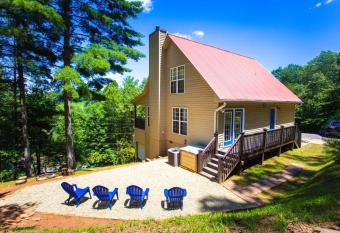 Smokies Hill Top Cabin Mountain Views 2 miles to Town Pet Friendly allows 18 year olds to book a room