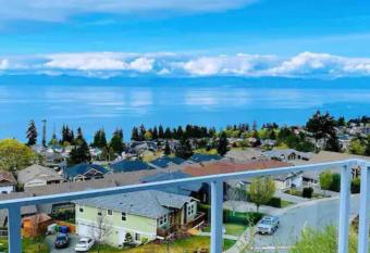Modern house with abundant ocean view has Balcony rooms