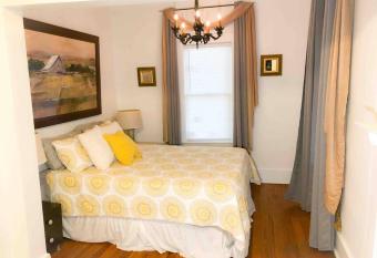 Adorable Private Bungalow allows 18 year olds to book a room