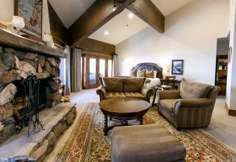 Bald Eagle Three Bedroom Suite in the Heart of Park City condo has rooms with a private hot tub