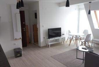 Sunny apartment allows 18 year olds to book a room