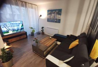 Appartement r  nov   50m2    2 pas du port et plage! allows 18 year olds to book a room