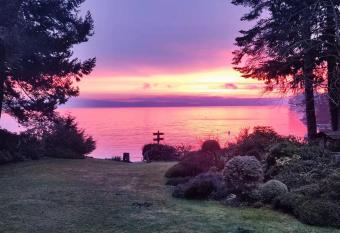 Monet's Pond by the Sea has Balcony rooms