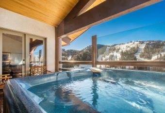 Premium Luxury Five Bedroom Townhouse with Hot Tub and Majestic Mountain Views townhouse has rooms with a private hot tub