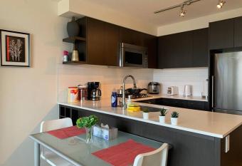 Richmond center cozy 1 bedroom and 1bathroom allows 18 year olds to book a room